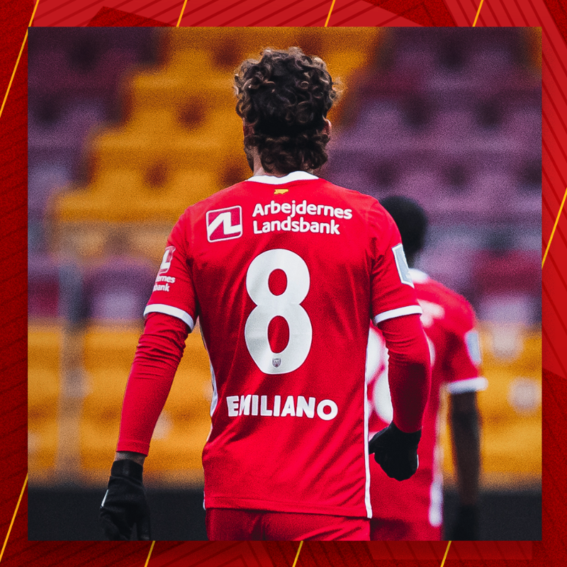 FCNordsjaelland's tweet photo. 𝗛𝗘'𝗦 𝗕𝗔𝗖𝗞 ‼️
Hvis du gerne vil sikre dig din trøje med Marcondes på ryggen, så har shoppen følgende åbningstider i næste uge 👇
Mandag: 𝟭𝟲.𝟯𝟬 - 𝟭𝟵.𝟬𝟬
Torsdag: 𝟭𝟲.𝟯𝟬 - 𝟭𝟵.𝟬𝟬
Lørdag: 𝟭𝟬.𝟬𝟬 - 𝟭𝟯.𝟬𝟬
#vises