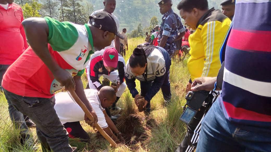 BuhumuzaProvinc's tweet photo. Dans le cadre du programme"#Ewe_Burundi_urambaye,le 1èr VP de @nshingamateka en compagnie du chef de cabinet du Gouverneur de @MuyingaProvince  se sont joints,ce 14/1 à la population de la commune #Gasorwe,sur la colline #Nyungu où plus de 2400plants de #Calitris ont été plantés https://t.co/jr84GqLZ6M