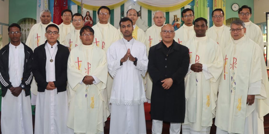 SalMissions's tweet photo. Congratulations to Salesian Justin Aung Htet Zaw on making his perpetual profession at the Nazareth Chapel, Anisakan, Myanmar. We wish him the very best on his journey of faith. 🙏🙏🙏#faithjourney #perpetualprofession #priesthood https://t.co/gRuqgNau6D