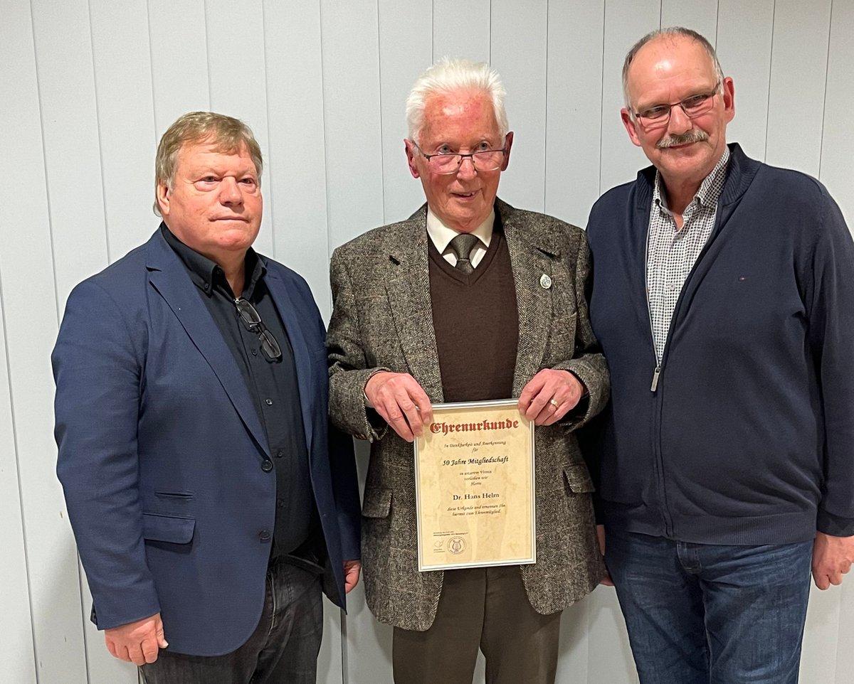 MGVBattenberg's tweet photo. Bei unserer diesjährigen #Jahreshauptversammlung2023 
@MGVBattenberg
 wurde unser Mitglied Dr. Hans Helm für 50 Jahre Mitgliedschaft geehrt und zum #Ehrenmitglied ernannt!👏 https://t.co/pvmKELJaTk