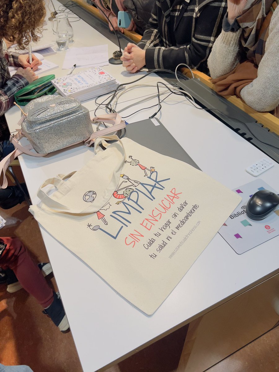 ExodusEdiciones's tweet photo. Presentación de ‘Limpiar sin ensuciar’ de #EstherValero ilustrado por #LaPili en la Biblioteca Central de Terrasa https://t.co/IXDDWPidDo