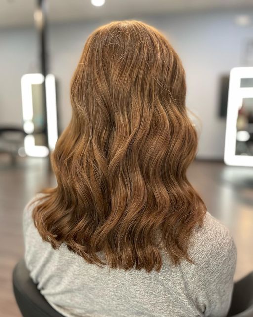 Color refresh! Loved doing this natural chestnut color 🌰💆‍♀️☺️
.
.
.
#rvahair #haircolor 
#partialhighlights #rvahairstylist #redkenshadeseq #davinescolor #haircolor #hairstylist #behindthechair #redkenobsessed #moroccanoilproducts #beachwaves #davines