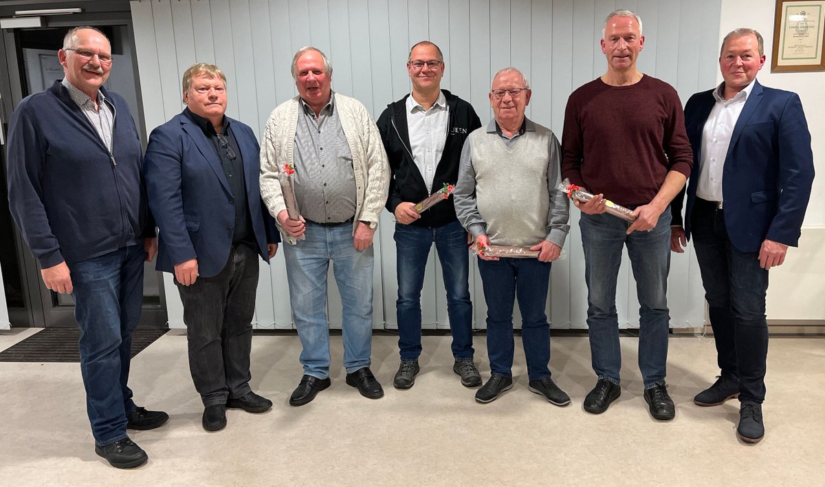 MGVBattenberg's tweet photo. Besondere Ehrung für die #BesteBeteiligung2022 bei unserer #Jahreshauptversammlung2023 
@MGVBattenberg 
#HansJuergenStaubus #FrankBehle #WilfriedRoese und #BurkhardBecker 🎶🎶🎶👏 https://t.co/UMC0wZJLDH