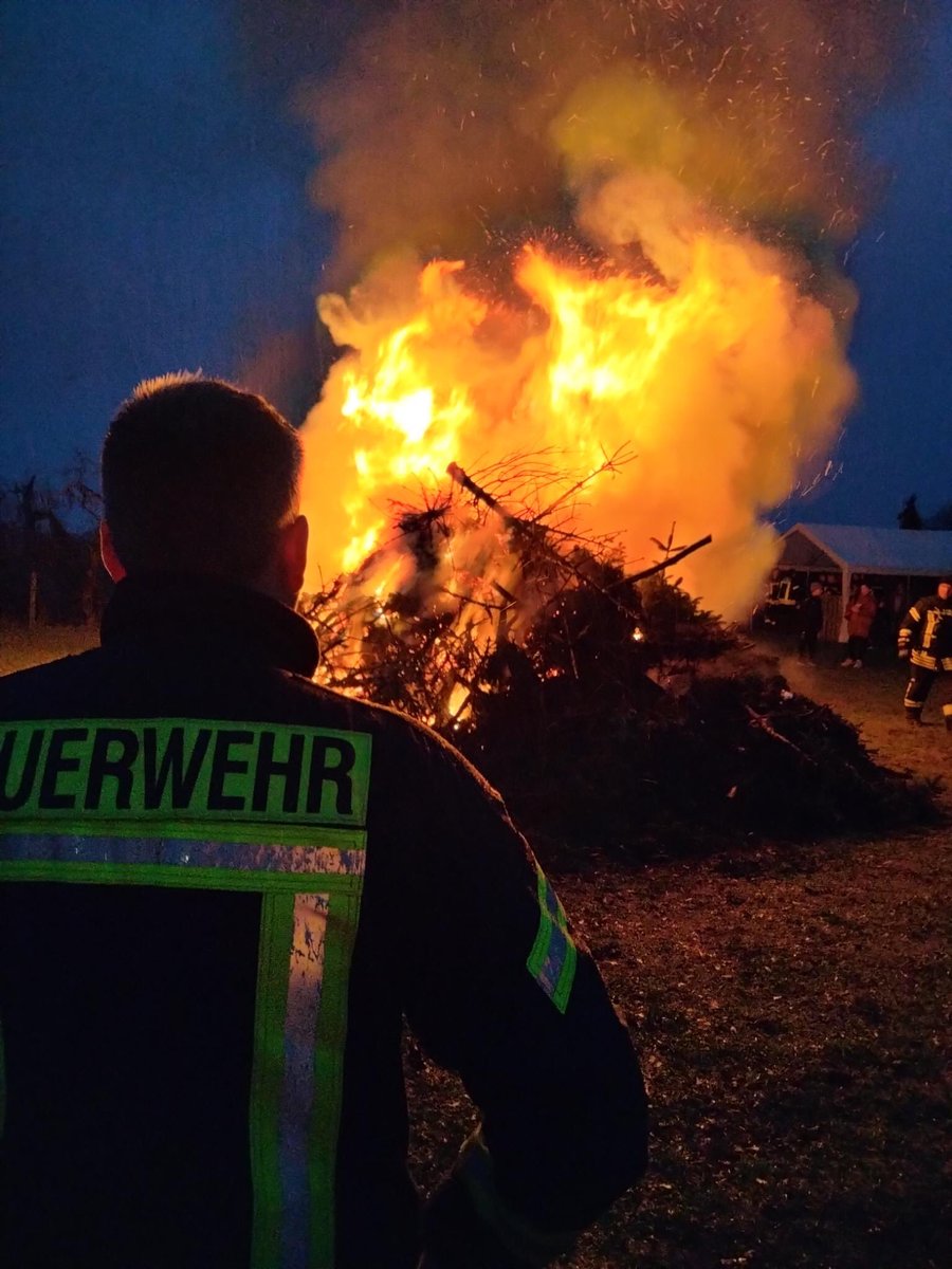 FwPotsdam's tweet photo. In #Bornim und #Fahrland finden aktuell die von den #FreiwilligenFeuerwehr|en veranstalteten #Knutfeuer statt.
Auch wenn das Wetter nicht so schön ist: Vorbeikommen lohnt sich trotzdem. 🎄🔥
#FFFahrland #FFBornim ^AT https://t.co/Kx8PHHgivZ