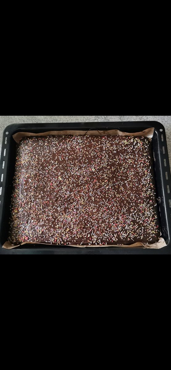 Morgen gehe ich nach knapp 3 Monaten in die alte Arbeit und besuche meine ehemalige Bezugsbetreute die Geburtstag hat. Wie versprochen habe ich ihr einen Schokoladenkuchen mit bunten Streusel gebacken. Freu mich schon sehr alle Bewohner wieder zusehen.