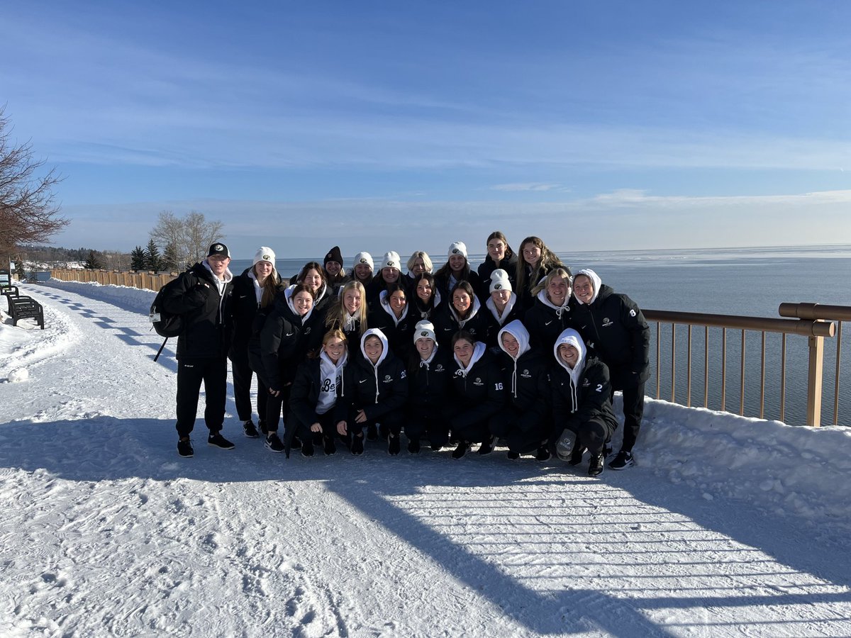 Beautiful morning for a walk here in Duluth with ⁦@BSUBeaversWHKY⁩ Great day for Hockey! #BadgerBob #GoBeavers