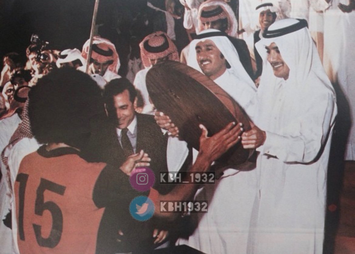 صوره لسمو الشيخ/ عبدالله بن خليفة آل ثاني

يسلم درع الدوري لكابتن الريان الاسطورة والثعلب الكرة القطرية / #منصور_مفتاح ، 

سنة 1982م