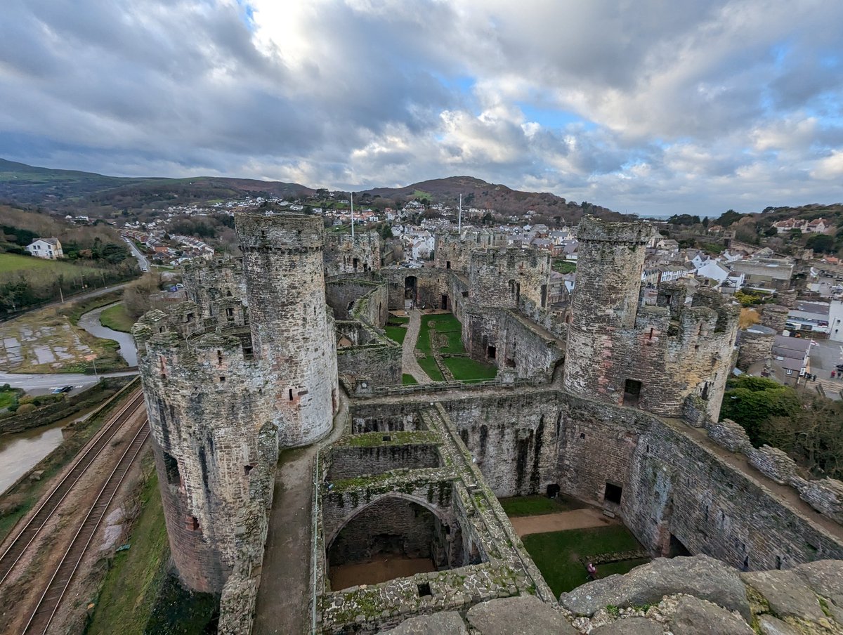MattLBerry's tweet photo. Definitely worth braving the weather for the views atop Conwy Castle 🏴󠁧󠁢󠁷󠁬󠁳󠁿 https://t.co/Xkc28dUXMf