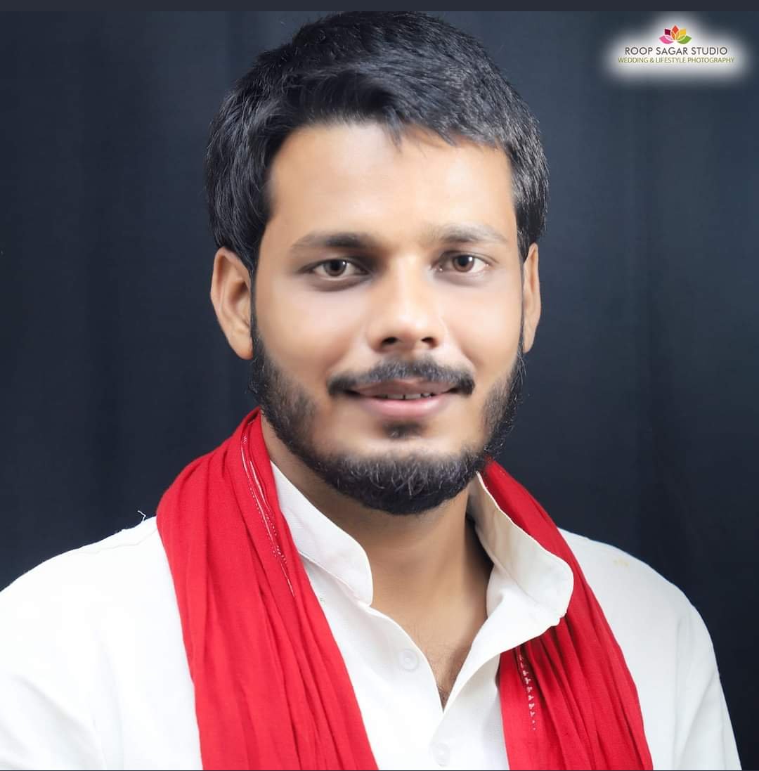 Navneet00004's tweet photo. अत्यंत दुखद!

समाजवादी छात्र सभा के प्रदेश सचिव श्री मनीष दुबे 'मनन' जी का करंट लगने से असमय निधन, हृदय विदारक घटना!

दिवंगत आत्मा को शांति दें भगवान।

शोक संतप्त परिवार के प्रति गहरी संवेदना।

भावभीनी श्रद्धांजलि! https://t.co/YkpLpqV2JY