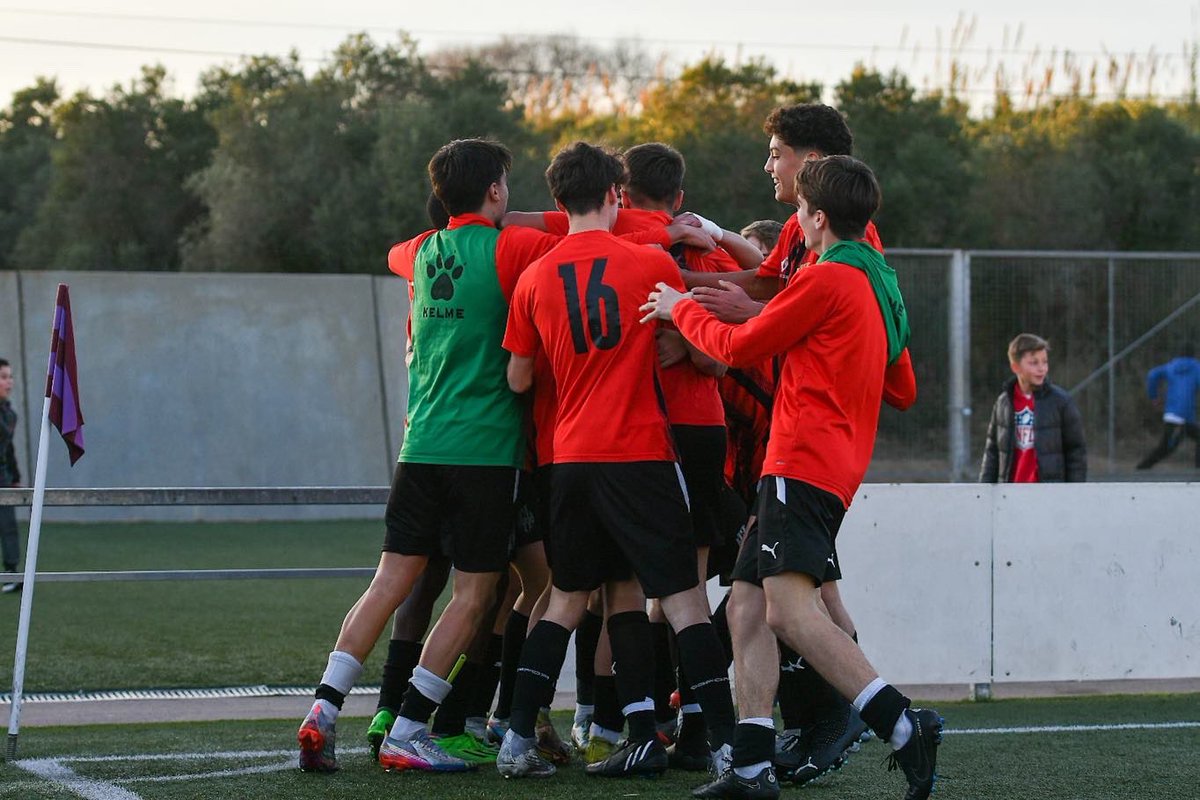ffutbolbasereus's tweet photo. El Cadet A s’emporta els 3 punts davant del Granollers a casa (3-1) amb gols d’Hugo Ballesta i Hug Broch (2). ❤️🖤🤪
#ffutbolbasereus #forçareus https://t.co/8131x3U5dZ