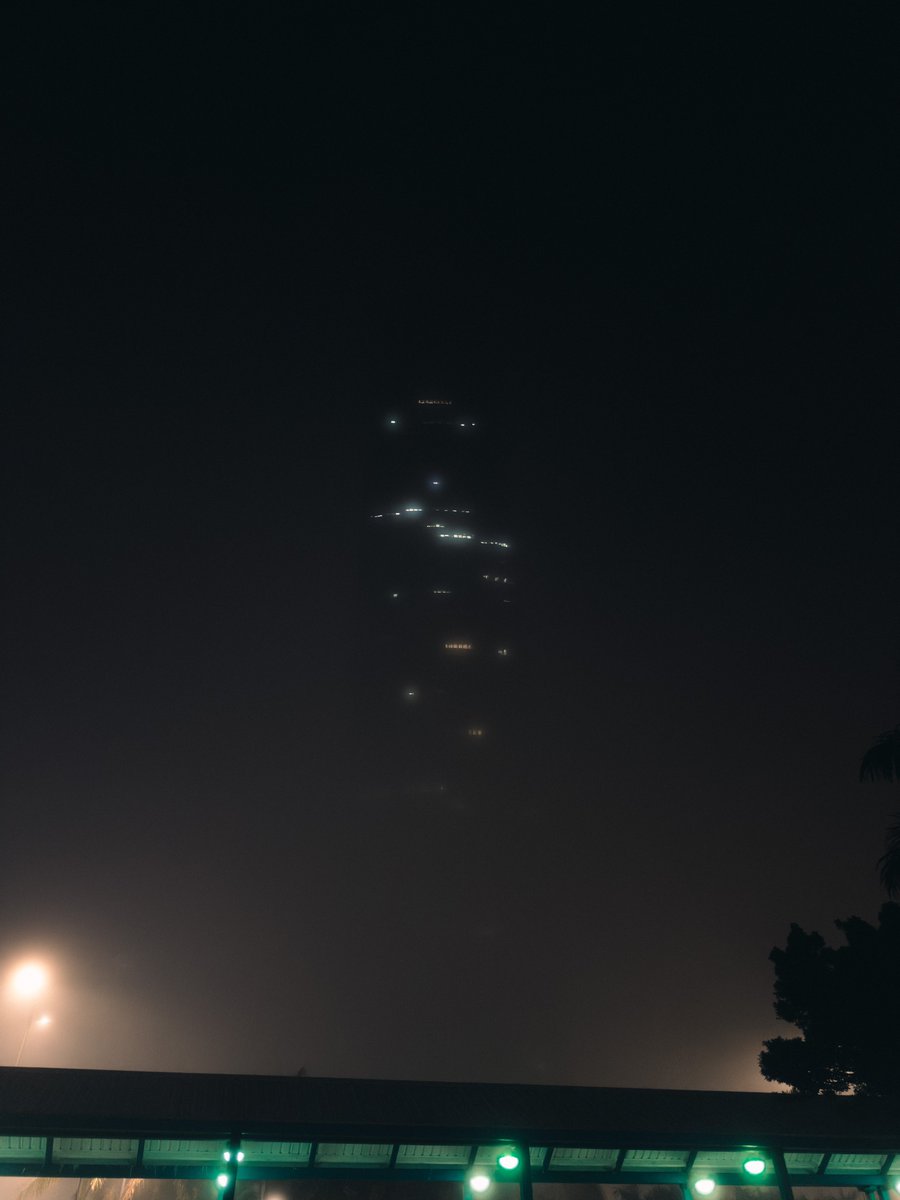 MarcTaraz's tweet photo. Some crazy fog tonight in Hong Kong https://t.co/lB3ZjUfzfX
