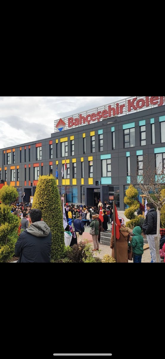 efe_ersin's tweet photo. Ortaokul Bursluluk sınavı için okul bahçemizi heyecanla dolduran öğrencilerimizi biz de aynı heyecanla karşıladık. 
“Dünya Okulu” Bahçeşehir Koleji’ne göstermiş olduğunuz ilgi için çok teşekkür ederiz. 💫🥇 @BK_Osmaniye https://t.co/nnEtDT2fqx