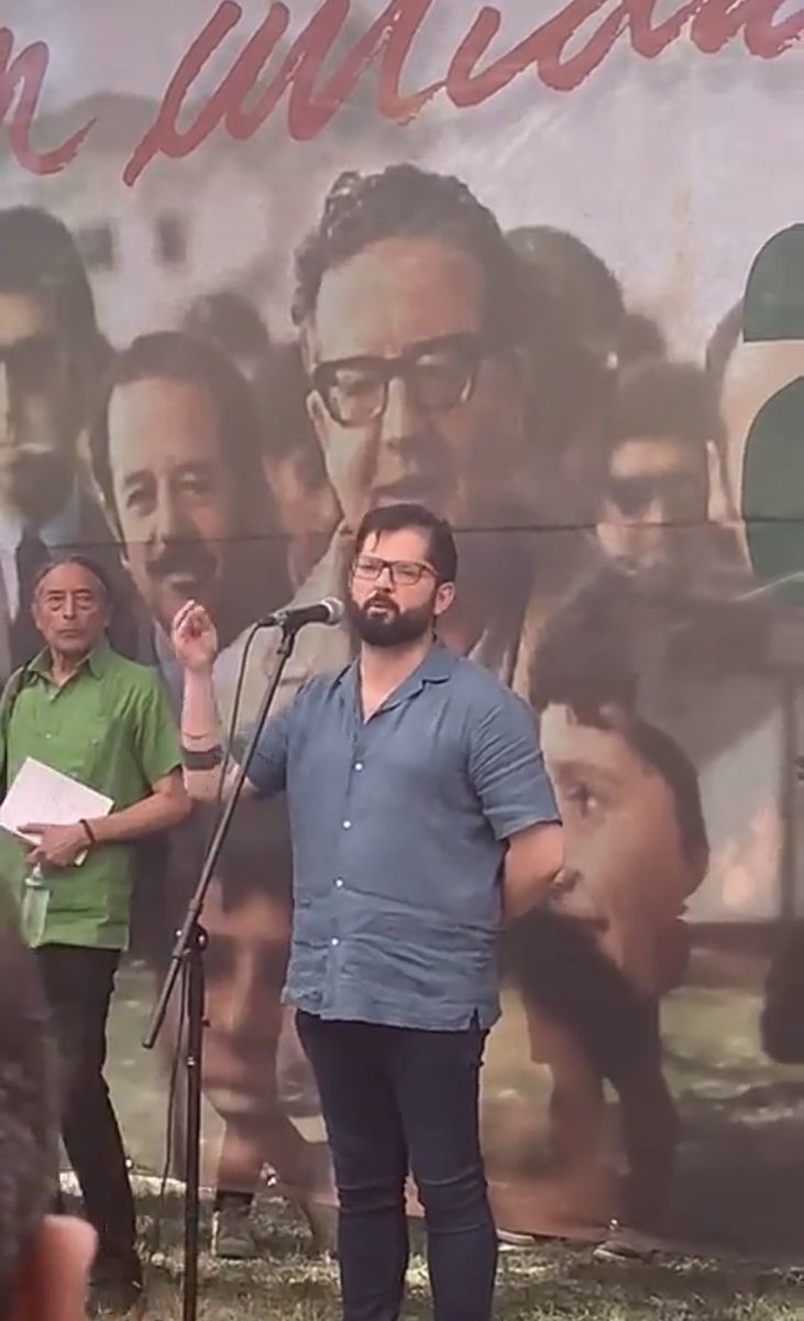 🔴 #AHORA | MAMARRACHO ABSOLUTO: Gabriel Boric olvidó su rol de presidente y retomó su papel de revolucionario para asistir a “la fiesta de los abrazos”, una celebración oficial del Partido Comunista.