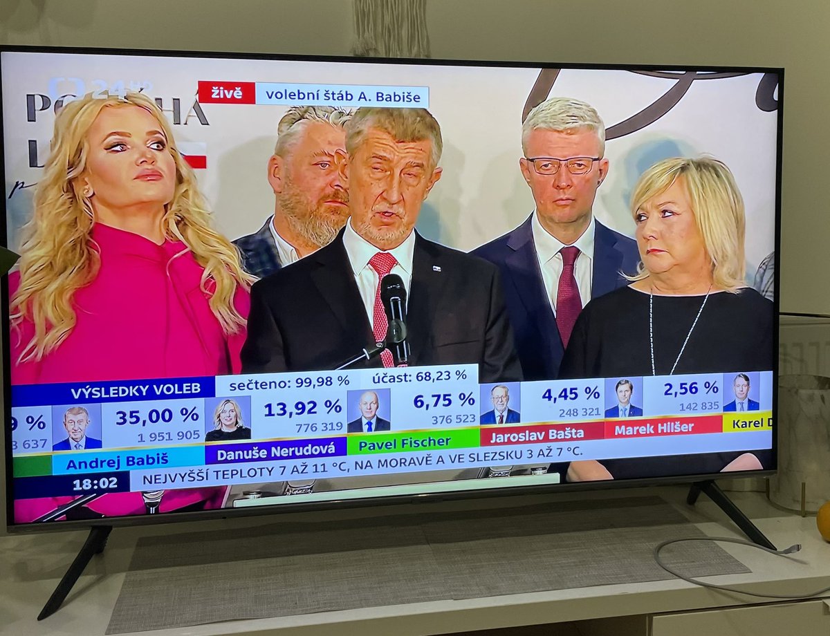 inloveall's tweet photo. Babiš odpovídá anglicky a Alča absolutně neví o čem je řeč. Výraz mluví za vše🫥 https://t.co/9xX9ykarFT