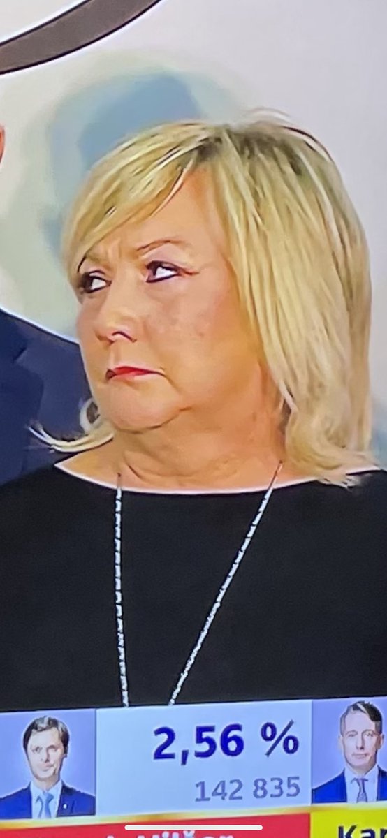 inloveall's tweet photo. Babiš odpovídá anglicky a Alča absolutně neví o čem je řeč. Výraz mluví za vše🫥 https://t.co/9xX9ykarFT