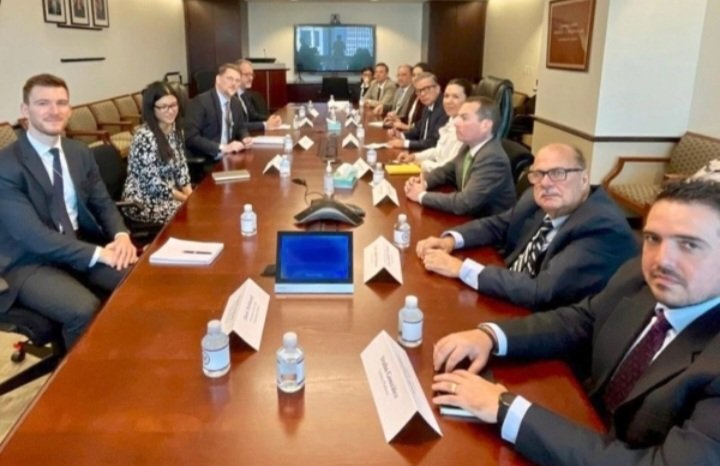 Todos los que convocan manifestaciones deden recordar que todos los que aparecen en la foto tiene US$23 mil millones congelados que pertenecen al estado venezolano, con eso se puede garantizar un salario mínimo de US$190 durante todo el 2023 para empleados públicos y pensionados.