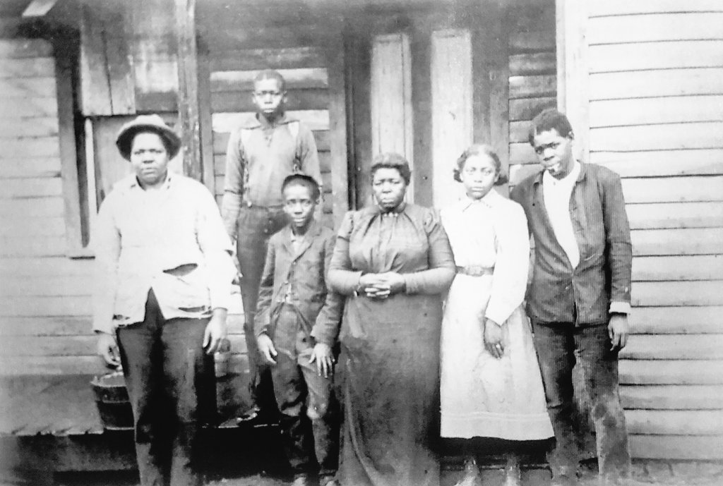 A family of Black 🇺🇸's poses on the Grandview farm in Kansas City, Missouri, 1890.