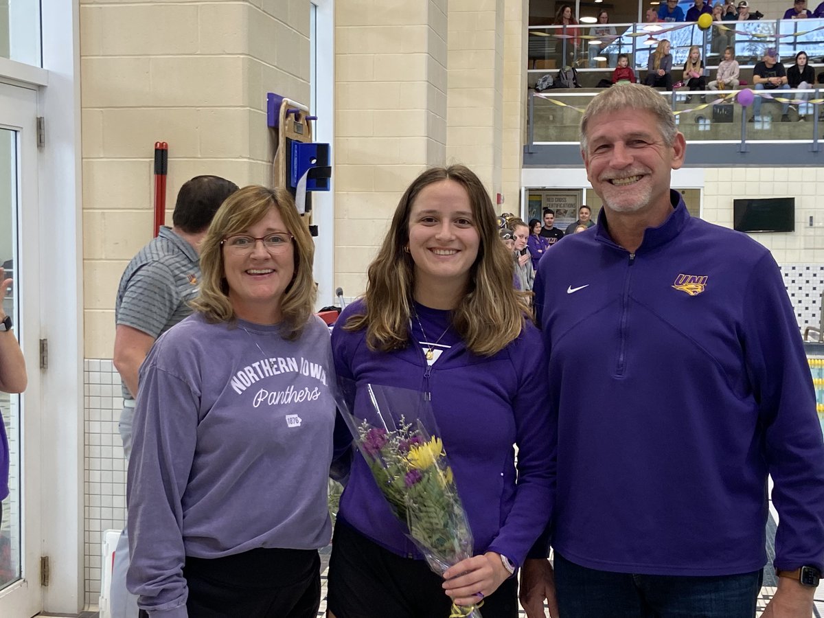 uniswimdive's tweet photo. Seniors 💜💛

#EverLoyal #WhateverItTakes https://t.co/70Xz5nxw6C