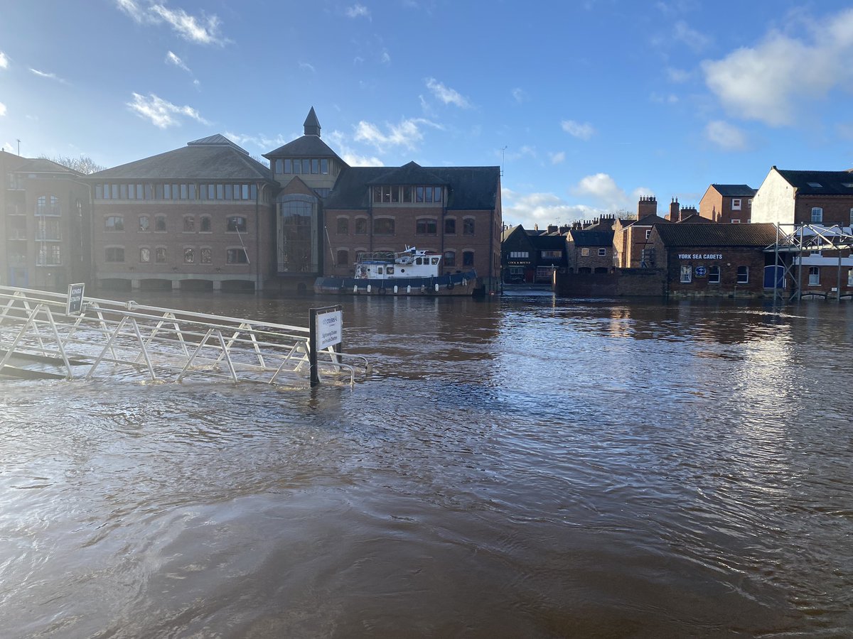 yorkrescueboat's tweet photo. Some of our Flood Rescue team took advantage of the higher than normal river levels in York to get some CPD / training completed.
We had a wading team out and about practicing different wading techniques, self rescue and looking at hydrology in an unban environment. https://t.co/nCkW8bUNMv