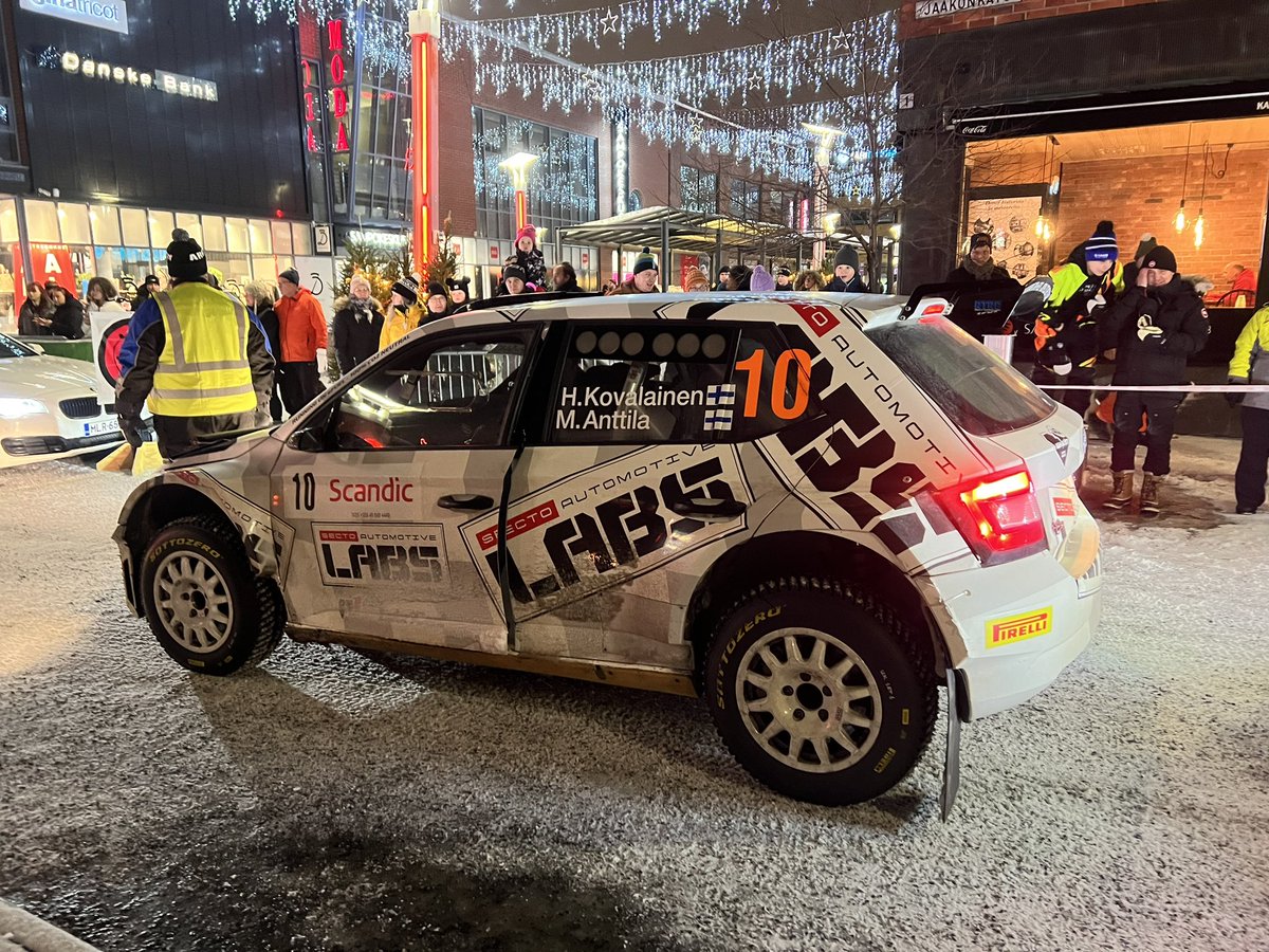rallyplus's tweet image. 【けいこのホゲホゲFRC＠フィンランド日記】途中でトラブルに見舞われながらもヘイキ・コバライネン/ミーカ・アンティラ組も無事完走。

「スリッパリーな路面はやはり難しい。ターマックの方が慣れている。グラベルとスノーはもっと走らないと」

#wrc #wrcjp #ArcticRally #hogefrc #WRCチャレンジ