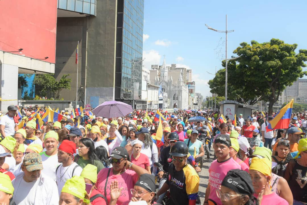 PartidoPSUV's tweet photo. #EnFotos 📸

Educadores salieron este #14Enero a las calles de Caracas, para manifestar su apoyo a las políticas impulsadas por el presidente,@NicolasMaduro y celebrar el Día del Maestro. 

#EducadoresPorLaPatria https://t.co/6fs7GOM6xf
