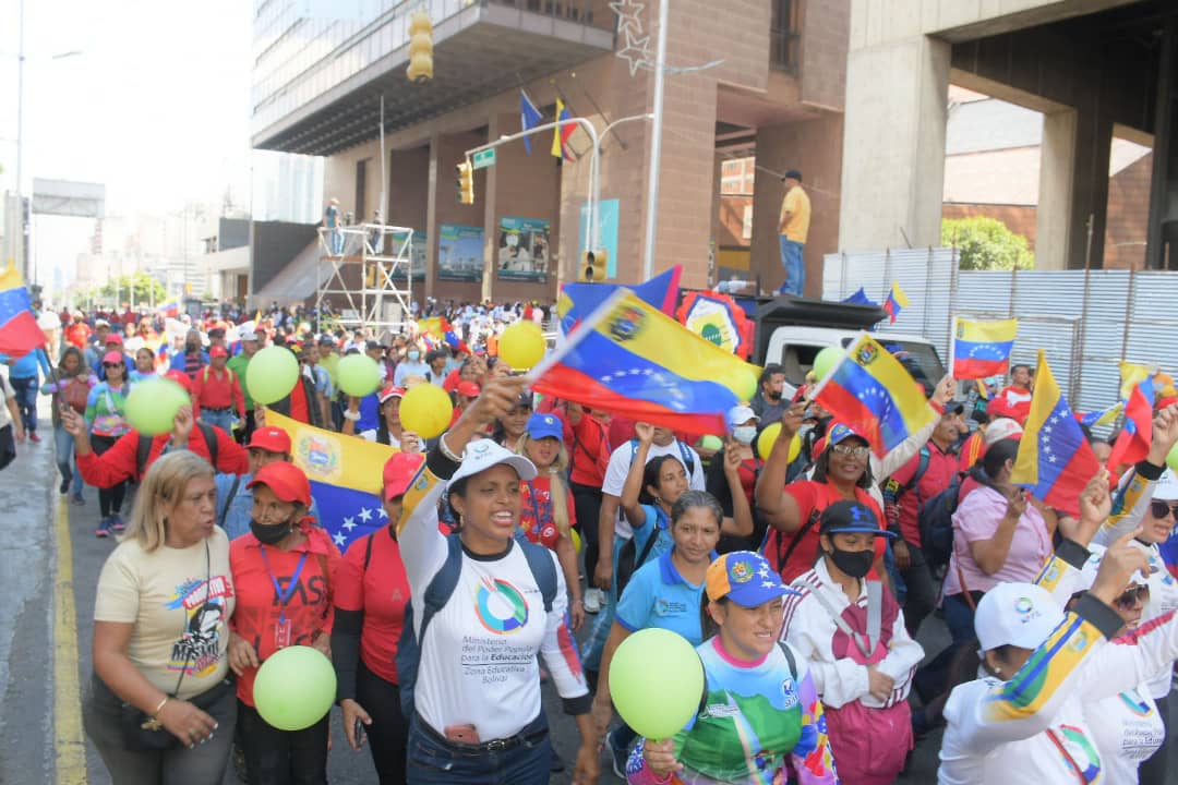 PartidoPSUV's tweet photo. #EnFotos 📸

Educadores salieron este #14Enero a las calles de Caracas, para manifestar su apoyo a las políticas impulsadas por el presidente,@NicolasMaduro y celebrar el Día del Maestro. 

#EducadoresPorLaPatria https://t.co/6fs7GOM6xf