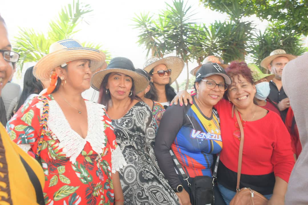 PartidoPSUV's tweet photo. #EnFotos 📸

Educadores salieron este #14Enero a las calles de Caracas, para manifestar su apoyo a las políticas impulsadas por el presidente,@NicolasMaduro y celebrar el Día del Maestro. 

#EducadoresPorLaPatria https://t.co/6fs7GOM6xf