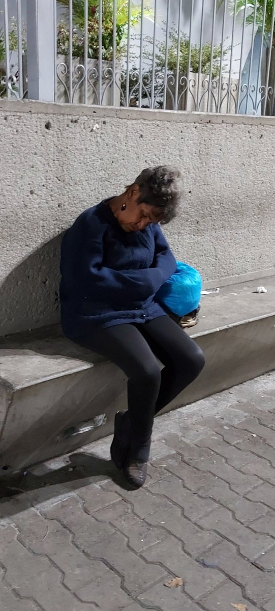 ATENCIÓN! Nos hacemos eco de esta denuncia Por favor ayúden a dar Retwit. Esta dama tiene 2 meses "durmiendo" y vive en la Plaza La Candelaria todo el dia. Recibe ayuda de vecinos del sector pero duerme toda las noches allí sentada.  Pedimos a la .<a href="/gestionperfecta/">Carmen Meléndez</a> se pronuncie.