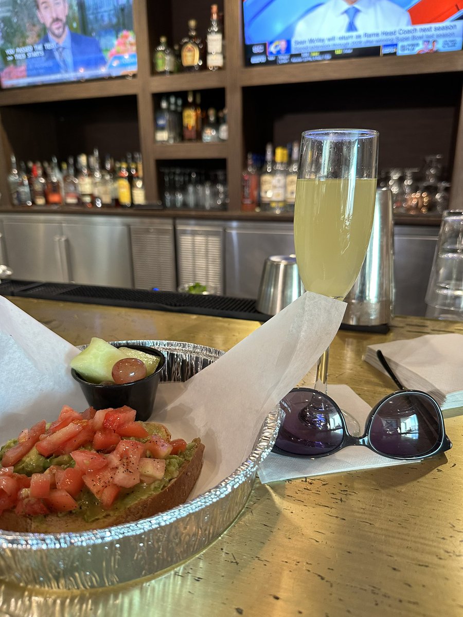 A perfect start to a girl’s getaway to New Orleans!!! 🥂 Can’t wait to get there!