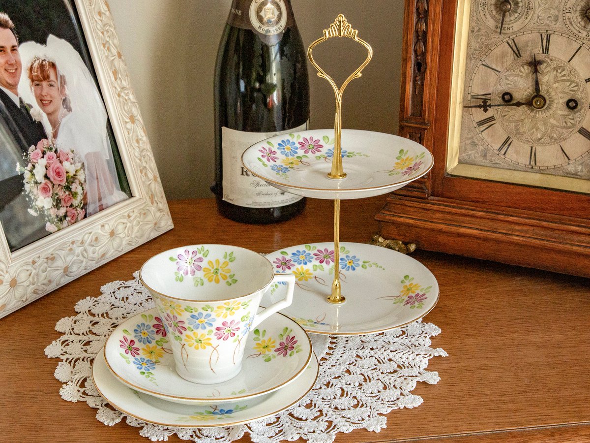 PriddeyCat's tweet image. WINTER SALE ends tomorrow! Get 20% off many lovely items, including this pretty Radfords trio and cake stand, with hand-painted pastel flowers, 1930s. etsy.me/3CNQppg 

#RadfordsChina #teaforone #handpaintedchina #floralteaset #vintagechina