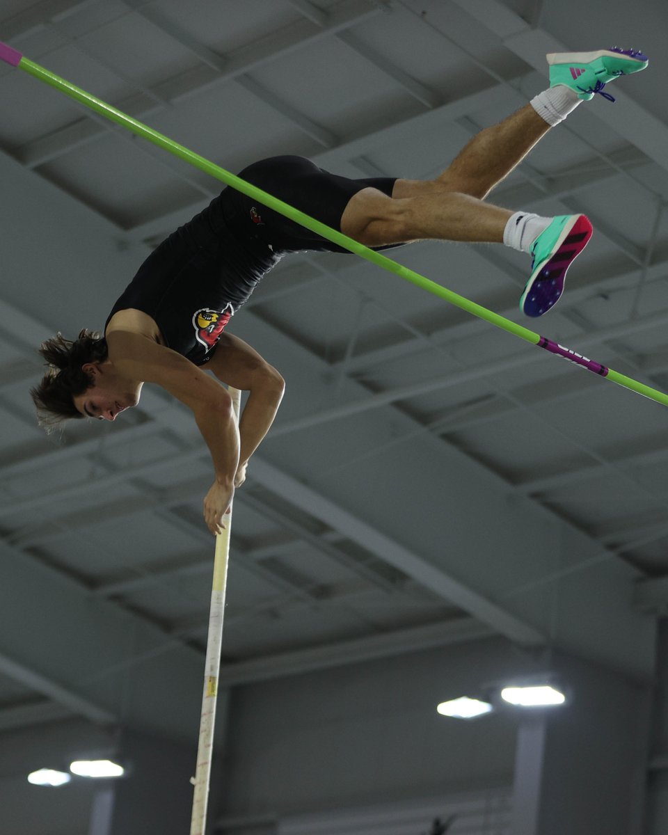 Flying high in men's pole vault‼️

🥇 Ty McPhail: 5.08m (16-08)
🥉 Paul Kallenberg: 4.78m (15-08.75), a new PR

#GoCards