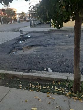 elmitoteromx's tweet photo. Reportan vecinos que hace 3 semanas "repararon" la calle López del Castillo y Lerdo de Tejada, fracc Los Jardines, y ya luce así. ¿Hay garantía? @CIDUE_HMO 
#ElMitotero https://t.co/51hsrGEoDq
