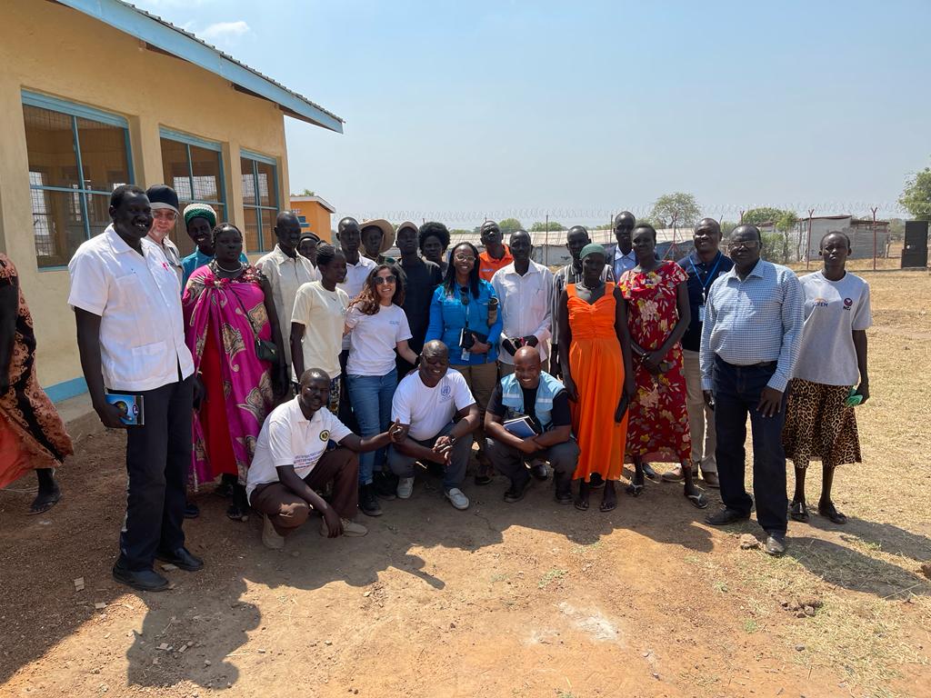 Joujouliett's tweet photo. A well-spent day with displaced people in Mangalla camp. UNHCR &amp; OCHA met with chairperson, women, men &amp; youths leaders in the camp. The needs are enormous.The community said,"we need support to move from emergency to resilience" 40K+ people remain displaced due to Severe flood. https://t.co/qwWLFViVUA
