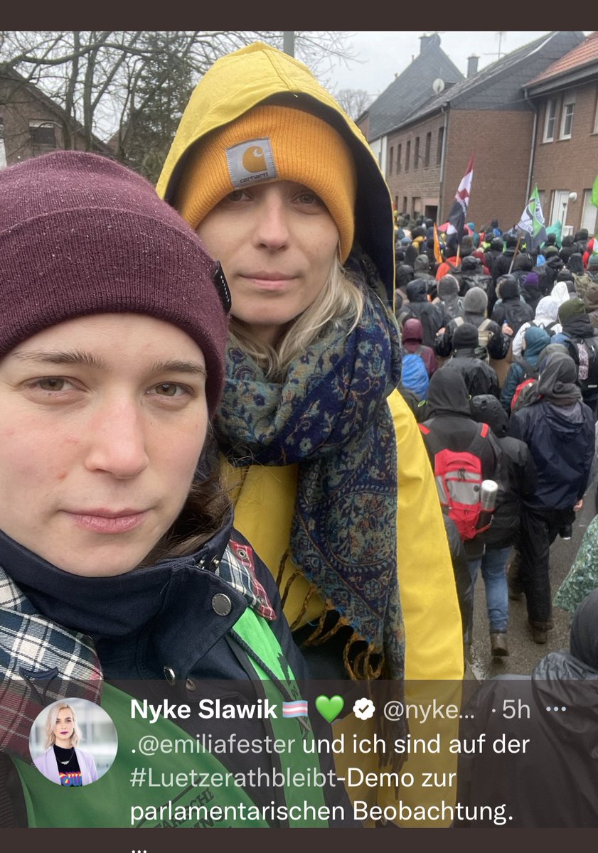 Mir fehlt das richtige Wort. Wie nennt man Leute, die am Wochenende gegen das demonstrieren, was sie eben selbst noch beschlossen haben? „Wendehals“ trifft’s nicht so richtig, finde ich. „Heuchler“ auch nicht. Das ist etwas ganz Spezielles, das gibt’s so nur bei den Grünen.