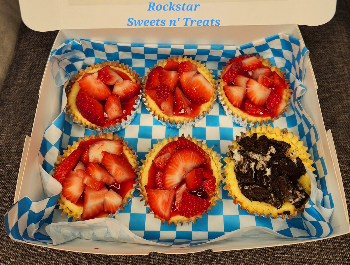 Rockstartreats's tweet photo. Mini cheesecakes 🤗
Strawberry and oreo! Also available in raspberry, chocolate, caramel, chocolate caramel, and blueberry!
260-298-1590 for delivery and questions!
#cheesecake #minicheesecakes #dessert #sweets #comfortfood #rockstarsweetsntreats https://t.co/QiFxCtmYsI