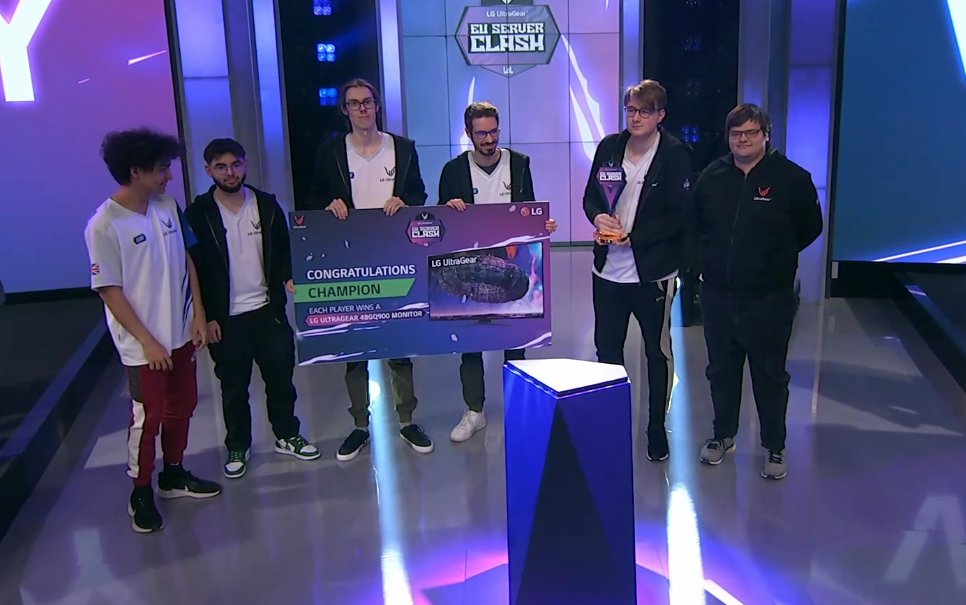 Die Gewinner des #LGUltraGear EU Server Clashs Candy Claus Gamers. 
Neben dem Pokal erhält jeder von ihnen einen UltraGear 48GQ900 Monitor!