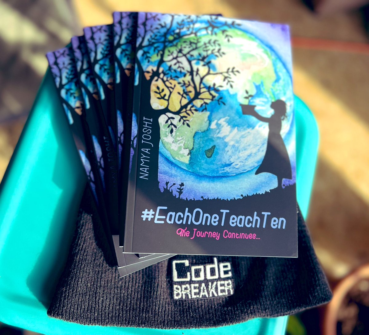 Hot off the press!! 📚 

We have 5 copies of #EachOneTeachTen by @WonderNamya to give away!

Simply follow us and retweet to enter! Bonus points for tagging friends!

#CodeBreaker 🦾

Check it out here: 

amazon.com/EachOneTeachTe…