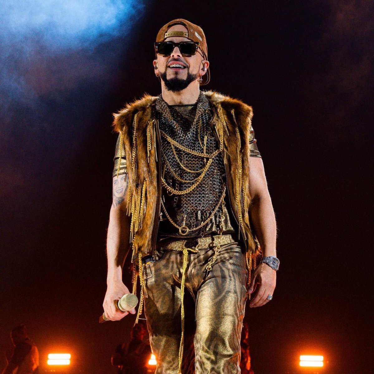 SonyMusicRD's tweet photo. Feliz cumpleaños para la leyenda @yandeloficial ‼️🎁😎👏 
#Yandel https://t.co/Ek0YRKf3GG