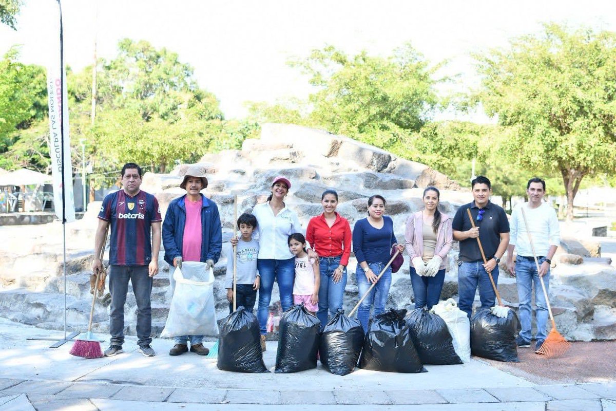 ColimaMunicipio's tweet photo. ¡El primer #Talacheando del año llegó al emblemático parque de la Piedra Lisa!
Gracias a nuestras y nuestros compañeros de la Dirección General de Desarrollo Urbano y Medio Ambiente, quienes pusieron #ManosALaObra por un #Colima #Limpio y #Ordenado. https://t.co/0bGBwnKWvN