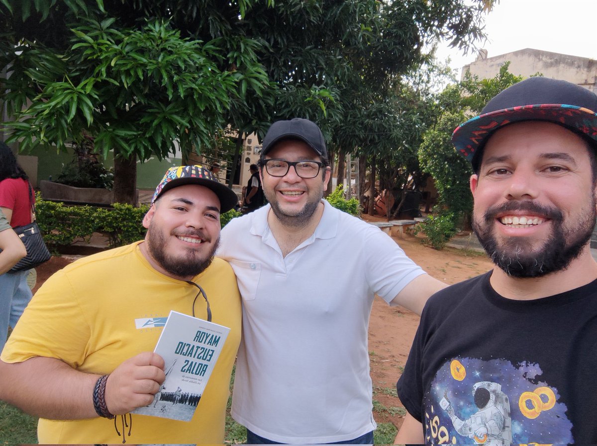 fabian_1978's tweet photo. Otra vez la gente del twitter recorriendo la historia del Cementerio de la Recoleta. ¡Gracias por el afecto de siempre, y mi gratitud al amigo que me acercó un pack de la deliciosa Pilsen!

¡Nos vemos el sábado que viene! https://t.co/HVkQH6AB5Z