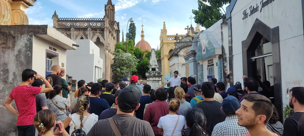 fabian_1978's tweet photo. Otra vez la gente del twitter recorriendo la historia del Cementerio de la Recoleta. ¡Gracias por el afecto de siempre, y mi gratitud al amigo que me acercó un pack de la deliciosa Pilsen!

¡Nos vemos el sábado que viene! https://t.co/HVkQH6AB5Z