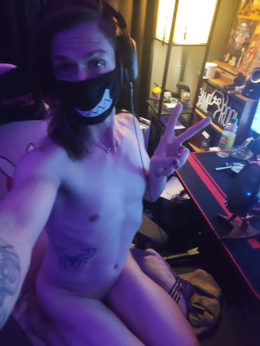 This is what u are supposed to do when ur watching smite world championships by urself....just don't