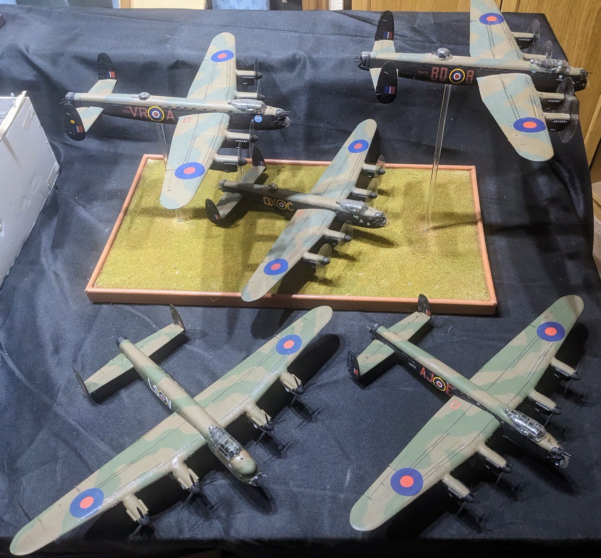 Burntime0101's tweet photo. More 2022 completions, this time the five @airfix Lancasters I built. Two B III 'Specials' (Dambuster and Grand Slam) and the 'Three Lancs' from East Kirkby in 2014. #virtualmodelshow https://t.co/R2FE3rC7aC