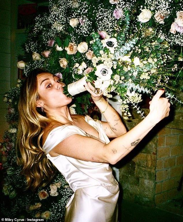 mileycyrusvibez's tweet photo. Liam dedicated "When I Was Your Man" to Miley at the couple's engagement party. "Flowers" is a clear response to Bruno Mars' song and samples it as well. https://t.co/YxFdJ7knAO