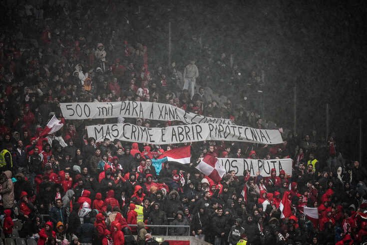 Adeptos do Braga: "500 mil para a Xana e companhia, mas crime é abrir pirotecnia!"