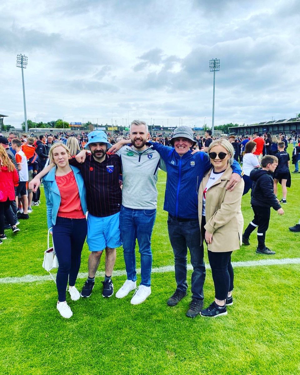 🧵 Please have a read and Retweet 💚

Below is a precious photo of Natalie McNally and her family on the Athletic Grounds pitch after we beat Tyrone in the Championship. Alot of you would know that Natalie was tragically taken from this world on the 18/12/22 in her home in Lurgan