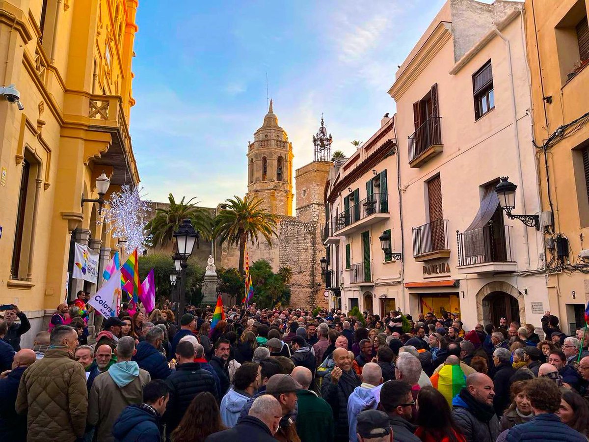 Today, the square and surrounding streets of Sitges old town were full of concerned citizens in solidarity with those attacked on New Years Day and a call for the swift prosecution of those who have been identified! #sitges #gaysitges @AjSitges #notohomophobia