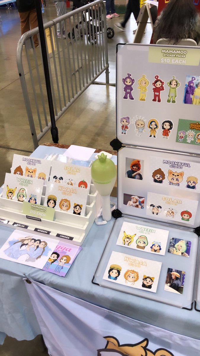 picapap's tweet photo. I’M BACK FROM THE DEAD at @kplayfest with some of my MAMAMOO merch! 

Come say hi at table K214 💃 https://t.co/htFQdHHXRp