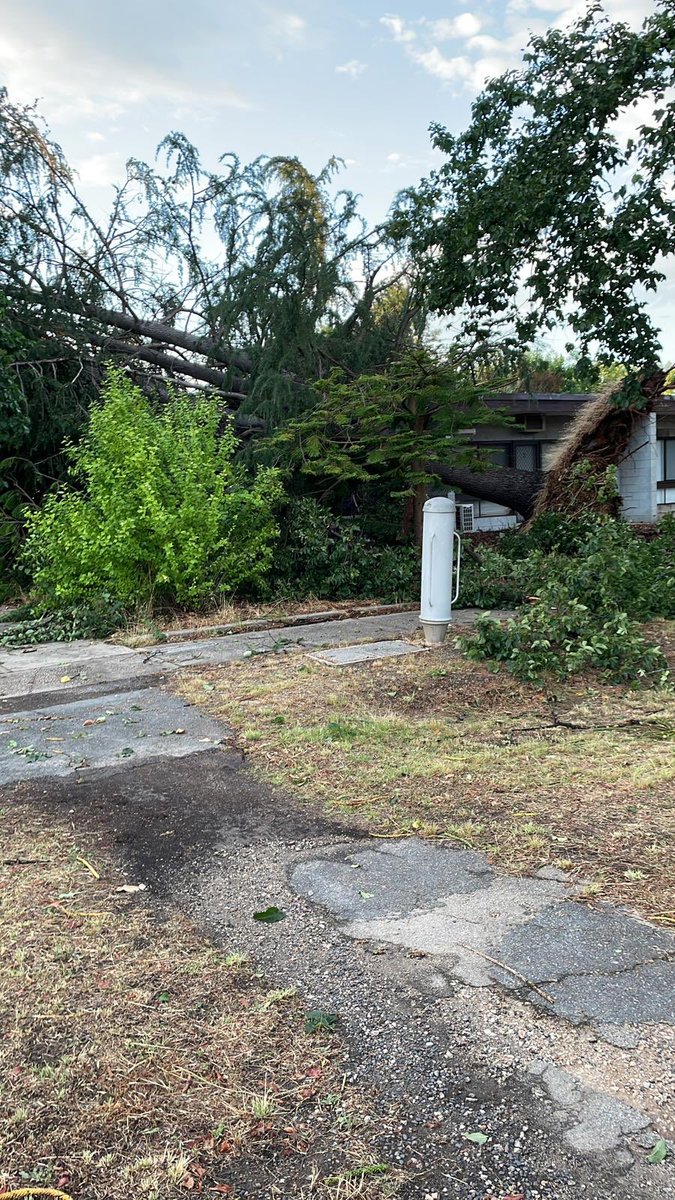 kategoodrich's tweet image. Photos from my Aunty in Benella, huge storm up there last night, apparently a hall had its roof torn off 😳

#Vicweather #melbourneweather