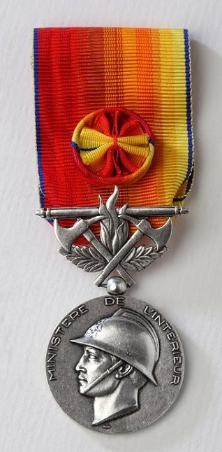 cyril_ducoudray's tweet photo. Un vrai honneur de voir mon nom sur l'arrêté du 29 décembre 202 pour la médaille d'honneur 🎖️des sapeurs pompiers 👩🚒pour services exceptionnel.
Forza #teamsic
Merci Lcol @JmLecoeur
Big up @JeanzBaptiste @Theo_CronSP @pompiers36 https://t.co/VCKeBSBRBh